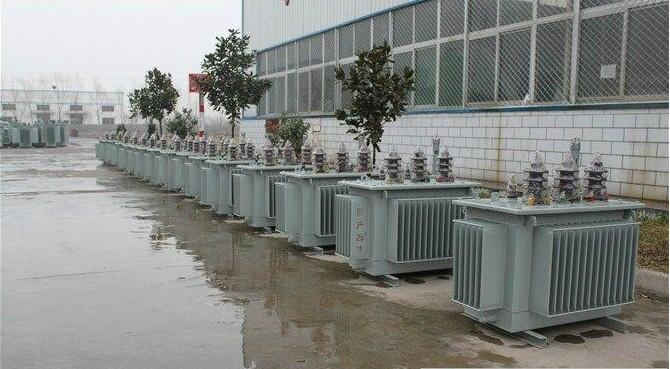 油浸式變壓器的保養如何去做？預防滲漏油：油浸式變壓器在油箱內充滿變壓器油，裝配中依靠緊固件對耐油橡膠元件加壓而密封。